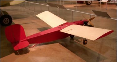 Монро работала на заводе фирмы  Radioplane Co. , выпускавший ДПЛА TD/OQ...
OQ-2 Radioplane   первый ДПЛА-мишень, появившийся в США, и поступивший в массовое производство. Является беспилотным радиоуправляемым самолётом-высокопланом нормальной схемы с поршневым двигателем. Предназначался для обучения зенитных расчетов.