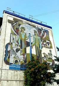 Кишинёв, 2017, бульвар К. Негруцци, возле гостиницы "Космос". Сделана мозаика лет сорок назад, до сих пор в отличном состоянии.
