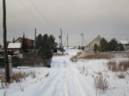 Ближняя дача, на фото справа. . В те-же самые 30 тыр. как раз  и уложилась.  За домом лес, за ним озеро и вокруг никаких алкашей.  Скукотааааа, не-то, что  у тебя, даже на аватарке с пивом.