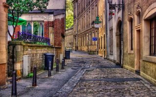 1. Париж, Эйфелева башня
2. Таймс сквер, центр Манхеттена
3. Исторический центр Рима

P.S. К сожалению фото разбитых фонарей, облезшей электропроводки и кривых заборчиков не нашел(да если честно и не искал) - как правило там жители стараются сделать красивые фотографии, потому , что они любят свою страну.
 У нас же присутствует феномен жителей , которые не живут, а страдают в "этой стране" поэтому выискивают(и конечно же находят) грязь, стройки, недоделки или ремонт.