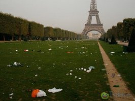 1. Париж, Эйфелева башня
2. Таймс сквер, центр Манхеттена
3. Исторический центр Рима

P.S. К сожалению фото разбитых фонарей, облезшей электропроводки и кривых заборчиков не нашел(да если честно и не искал) - как правило там жители стараются сделать красивые фотографии, потому , что они любят свою страну.
 У нас же присутствует феномен жителей , которые не живут, а страдают в "этой стране" поэтому выискивают(и конечно же находят) грязь, стройки, недоделки или ремонт.