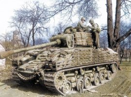 Танк обложен мешками с песком от куммулятивных боеприпасов ( фаустпатрон и офенроре) а не от артиллерийского огня.