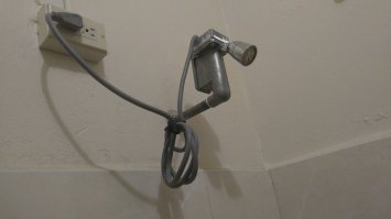 Я klevf.? что это проточный водонагреватель на кран. Они нынче очень компактные бывают. Просто сколхожен не на штатное место.