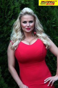 Точно! То ли дело Анна Семенович. Грудь больше головы, начинается сразу от шеи и до пупа.  У Ковальчук просто нет шансов выжить, если такая придавит