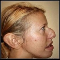 мне одному хочется разворотить ей рожу кирпичом?!