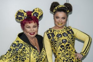 Королева блин! Она такая же Королева, как я Френк Синатра...Порывай-фамилия этих киевских хабалок, с гнусными рожами!