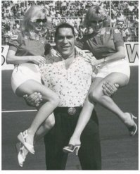 На этой то фотке что не так?)))
Учительница в конце года спрашивает у учеников, как унести два арбуза? Вовочка тянет руку. Учительница говорит:
- Вовочка посиди, нечего нам конец года портить.
Тут встает Танечка и говорит:
- Я бы взяла один арбуз в одну руку а другой в другую.
- Молодец, Танечка, - говорит учительница. - А как можно перенести три арбуза? - спрашивает учительница.
Вовочка опять тянет руку.
- Нет, Вовочка, ты посиди, - говорит училка.
Встаёт Вася и говорит:
- Я бы один взял бы в одну руку другой в другую, а третий бы насадил на мужское достоинство.
- Что это такое?! - возмущается училка, - если бы это сказал Вовочка я бы ещё
поняла.
Тут встаёт Вовочка и говорит:
- А я бы смог взять пять арбузов.
Училке стало интересно - как?
- Один я бы взял в одну руку, другой в другую, а на своё мужское достоинство я насадил бы Васю.