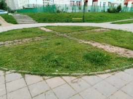 Это не памятник лени. Это памятник идиотизму. Какой м*день придумал сделать газон на перекрёстке пешеходных дорожек?