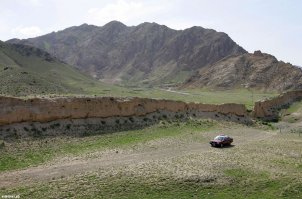 Стенка в массе своей выглядит длинным отвалом, который сейчас местные все пытаются разобрать на свои хижины. Так к примеру Копорье 13 век.