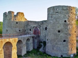 Стенка в массе своей выглядит длинным отвалом, который сейчас местные все пытаются разобрать на свои хижины. Так к примеру Копорье 13 век.