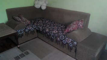 Я в хендах покупаю вязаные вещи, которые можно распустить и связать новые. Поскольку я покупаю под конец завоза и остаются только страшные по дизайну вещи, то получается даром. Вот плед на диван, связанный из пяти свитеров по 5 грн.