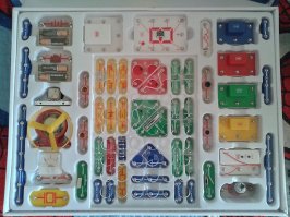 кстати, вы удивитесь но сейчас тоже есть нечто похожее в продаже
может не такое сложное, как спаять приемник но все же
другое дело заинтересовать ребенка при наличии компьютера в доме такими вещами весьма сложно
и юный химик никуда не делася