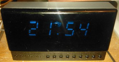 Собирал еще году в 1992 вот такие сатанинские часы. Первую микросхему спалил статикой когда паял. Потом пришлось намутить паяльник низковольтный, заземлить его - и вуаля, заработало. Где-то валяются до сих пор !