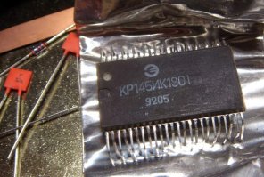 Собирал еще году в 1992 вот такие сатанинские часы. Первую микросхему спалил статикой когда паял. Потом пришлось намутить паяльник низковольтный, заземлить его - и вуаля, заработало. Где-то валяются до сих пор !