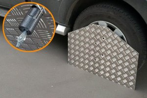 Есть такая штука,одними колёсами впритирочку к бордюру,на другую сторону,вот такую штуку...и пошли они нахрен со своей эвакуацией...для верности можно ещё цепью примотать(повреждать которую сотрудники и эвакуаторщики не имеют права по закону,так как личное имущество)...