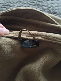 На верхней одежде частенько встречаю похожие элементы (типа как на картинке), а для чего они и как ими пользоваться - ума не приложу.
Андрей, не могли бы вы дать обстоятельные разъяснения и по этому вопросу?