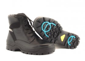 Все бы ничего, вот только финны такое уже много лет используют.
Брат в таких уже года 3 ходит. В сложенном положении шипы уходят глубоко в подошву и ни металом, ни пластиком пол не цепляется.