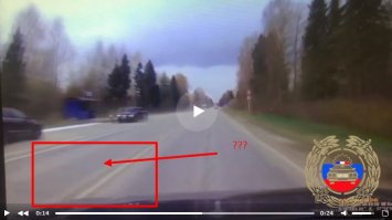 он пошел на обгон. так понимаю избежать столкновения он решил принять влево, но почему не вправо? целая полоса свободна, если заметить, даже рег к обочине жаться стал