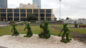 Фигурки у Театра Драмы. Зелень живая.