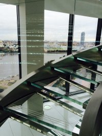 Начал ездить в Екат по работе 2 года назад. Цент города очень радует.  Особенно панорама с верхних этажей Хайятта. Это лестница в спортзал. За ней панорама города. Вдали Высоцкий