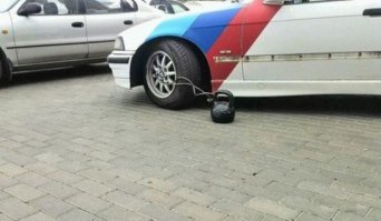 Босх в помощь, Женёк! Но не забывай - на хитрую жопу есть болт с резьбой.


И, да, ты тоже не имеешь права портить чужое имущество, ежели чего.