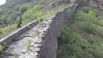 Новая часть стены из бетона.