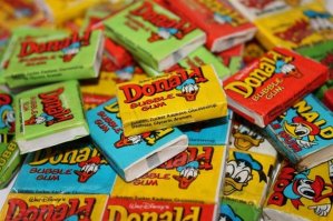 Никуда не годились СССРовские жевачки. Уровень был один! Или Donald или прибалтийская Stella. Это то, что можно было купить. Стелла даже в магазинах была, а вот дональд по рублю был самым торбовым.