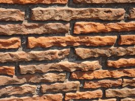 не было до века так 16го, в лучшем случае 15го - толстых обожжённых кирпичей с тонкой прослойкой раствора. Старая кирпичная кладка - это тонкие кирпичи и толстый слой известкового (а то и глинистого) раствора с большим количеством кирпичных же обломков в нём. 
Возраст каменной кладки тоже можно определить, там очень характерные особенности бывают. К примеру - фото из Британии, прямо выставка стилей.