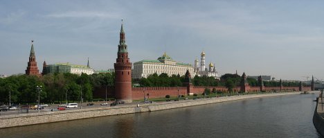 А Московский Кремль не замок? Площадь 27 га, т.е. 270 000 м.кв.