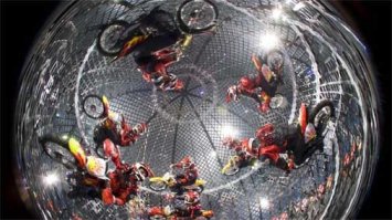 Из-за бесконечных побед КАМАЗ-Мастер на ралли приходится придумывать новые ходы рекламирования собственных грузовиков. Следующим будет проезд в цилиндре. Потом проезд в шаре. Потом будут прыжки сквозь горящее кольцо. Одним словом цирковые грузовики. А ведь когда-то грузовики ТАТРА работали на всей территории Советского Союза.