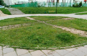 Никогда не понимал такого - "круговое движение" для пешеходов. Ну был бы там фонтан или клумба. А так - Ура здравому смыслу!