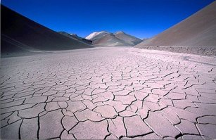 На этом фото точно была вода, не так давно.