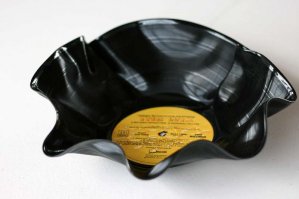 А здесь-то чем недовольны? Вполне рабочая пластинка, можно вазочку сделать или часики.