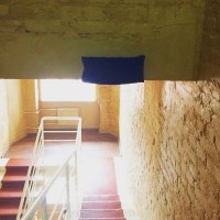 А вот до этого мне стоило додуматься.
Серверная в полуподвале была. Стальная дверь. Верхнюю часть коробки чуть не погнул к концу контракта.
Мой рост 187, а высота двери - 180