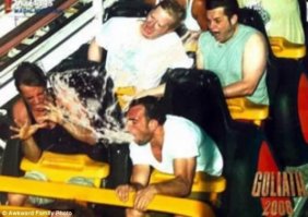 Вращение кабинок колеса обозрения в Японии во время тайфуна