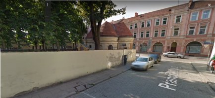 Мой садик. 3-х этажный, в центре Вильнюса. Слева за забором зелёная площадка, там гуляли все группы. После установления демократии и свободы в 1991-ом, площадку передали костёлу и детей перестали пускать туда на прогулки. Теперь выйти им некуда - центр.