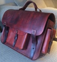 Это такой добротный офисный портфель для ноутбука, но....прошу заметить МУЖСКОЙ. Женщине он никак не подойдёт. 100% делал подарок-возврат.