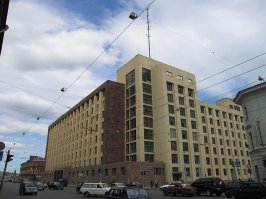 Далеко не все знают, почему это здание, рядом с Литейным мостом, прозвали Большой дом.