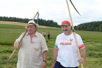 Фотошоп-мастер заставил голливудских знаменитостей хорошенько попотеть на ферме