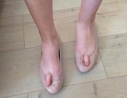 Ненавязчиво показала всем средний палец. аж два раза!!!