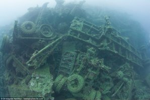 есть даже фото где возвращенную теxнику не разбирают а топят как ненужный xлам 
дивительные фотографии показывают дорогостоящую военную технику США, сброшенную на дне Тихого океана после Второй мировой войны, потому что было слишком дорого принести домой 
что на это скажут америколюбы ?