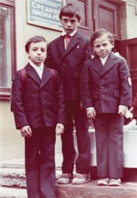 В Латвии форма у мальчиков была другая. Там с первого класса сразу были костюмы, а не кители.