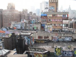 Для особых ценителей американской жизни, достаточно зайти на гугл карту и в режиме просмотра улиц, посмотреть на реалии жизни.
Там где проходят "туристические тропы" всё действительно красиво и прекрасно, но стоит зайти во двор между зданий, как величие америки теряется между мусорных куч и затянутых плёнкой окон!

Но вам, всяким русофобам и особенно хохлам,  разрешается верить в американскую мечту - этого у вас никто не отнимает!