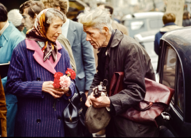 Не сказали бы мне что это Лондон, подумал бы что Россия! Бабка,дедка , гвоздики, косынка- 9 мая прям! А то вата вата....физдят еще