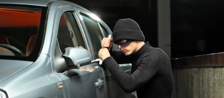 Вытащить из камеры профессионального автоугонщика дешевле будет