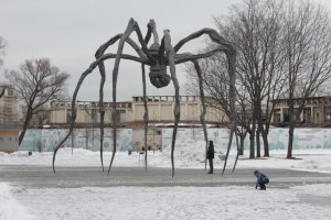 В парке Горького была какая-то выставка и на улице, перед входом на выставку, стояла вот такая скульптура. Может быть я старомодная, но, по-моему, искусство должно нести красоту, гармонию. Когда вижу нечто подобное, хочется задать авторам "популярный" вопрос: "Что курили?"