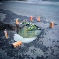 Похоже на какой-то обряд друидов-кирпичей. Один пьет.