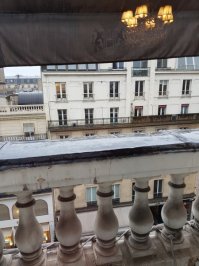 У меня только одно требование к отелю, чтобы в номере был балкон. Курю я много... В моих любимых городах Риме и Париже поэтому я останавливаюсь в Рэдиссон Блу, что у вокзала Термини и в Вестминстере на рю де Ла Па.