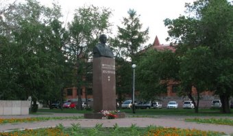 Для меня кумир до сих пор  В.Ф. Маргелов, что в этом предосудительного если я служу в ВДВ? Однако генерал Карбышев тоже мой кумир. Образец чести и доблести офицера!
У нас в Омске заведено между братвой, 2 августа всегда возлагаем цветы на памятник Карбышеву. Это традиция.