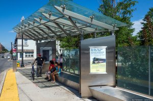 Вот эта остановка стоит 1 миллион ... долларов ... 
Арлингтон США
Работы - $575 000 ... контроль над строительством и различные инспекции   ещё в $440 000
а вы говорите только у нас коррупция ...
PS да, монитор на остановке не работает в лучших российских традициях